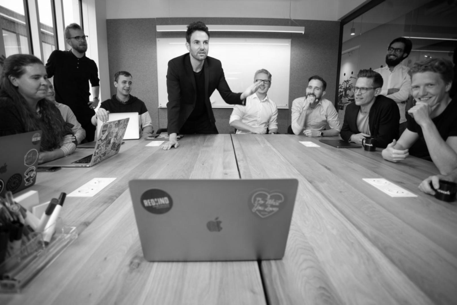 Analyse de documents financiers lors d'une session de formation